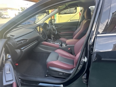 レヴォーグ(スバル)中古車 前席内装