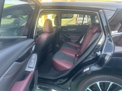 レヴォーグ(スバル)中古車 後席内装