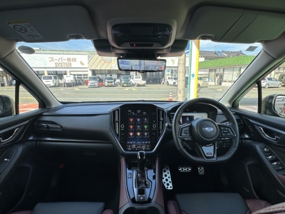 レヴォーグ(スバル)中古車 後席から見た前席