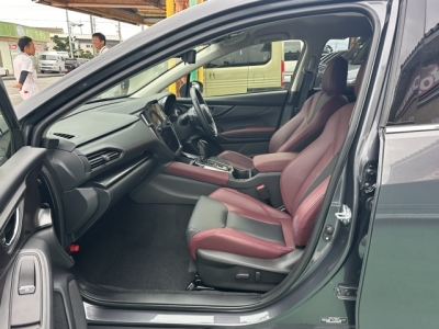 レヴォーグ(スバル)中古車 前席内装