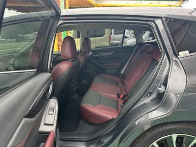 レヴォーグ(スバル)中古車 後席内装