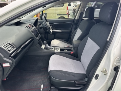 レヴォーグ(スバル)中古車 前席内装