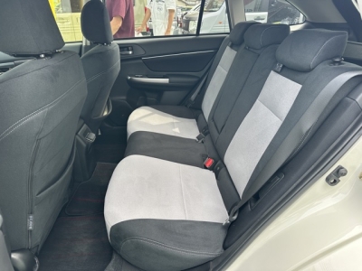 レヴォーグ(スバル)中古車 後席内装