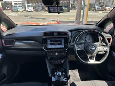 リーフ(ニッサン)ディーラ-試乗車 後席から見た前席