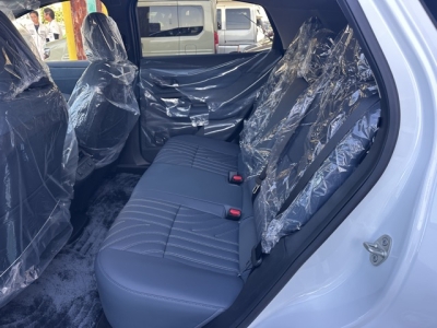 アリア(ニッサン)登録済未使用車 後席内装