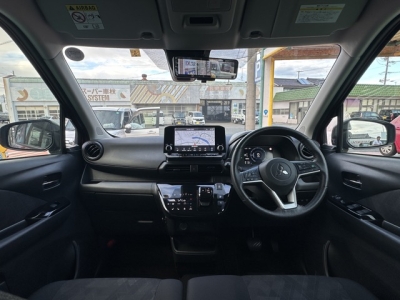 ekクロス(三菱)中古車 後席から見た前席