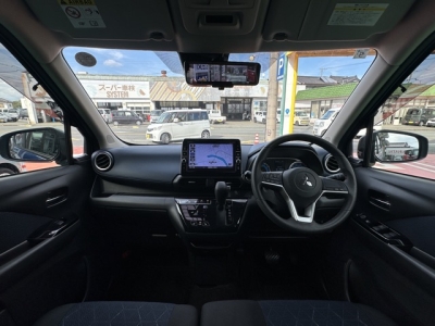 eKクロス(三菱)中古車 後席から見た前席