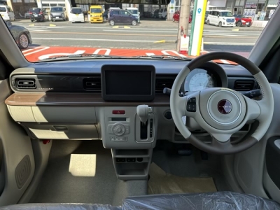 ラパンLC(スズキ)届出済未使用車 後席から見た前席