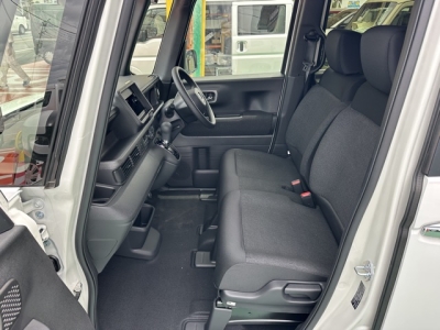 新型N-BOX(ホンダ)届出済未使用車 前席内装