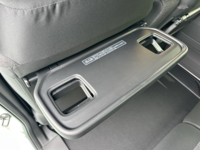 新型N-BOX(ホンダ)届出済未使用車 後席から見た前席