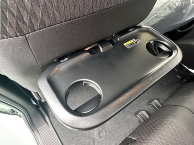 新型ソリオバンディッド(スズキ)登録済未使用車 後席から見た前席