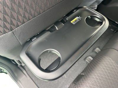 新型ソリオバンディッド(スズキ)登録済未使用車 後席から見た前席