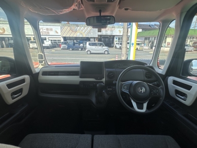 N-BOX(ホンダ)中古車 後席から見た前席