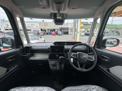 タント(ダイハツ)届出済未使用車 後席から見た前席