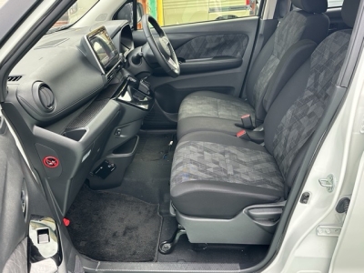 ekクロス(三菱)中古車 前席内装