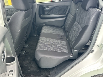 ekクロス(三菱)中古車 後席内装