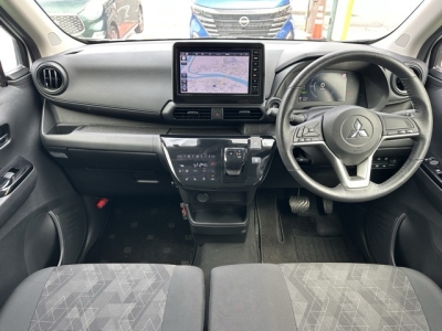 ekクロス(三菱)中古車 後席から見た前席