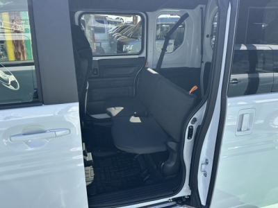 N-VAN(ホンダ)ディーラ-試乗車 後席内装