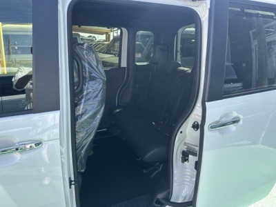 新型N-BOX(ホンダ)届出済未使用車 後席内装