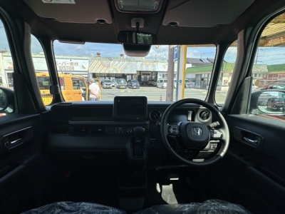 新型N-BOX(ホンダ)届出済未使用車 後席から見た前席