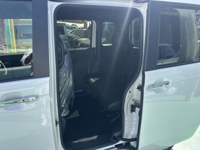 新型N-BOX(ホンダ)届出済未使用車 後席内装
