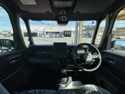 新型N-BOX(ホンダ)届出済未使用車 後席から見た前席
