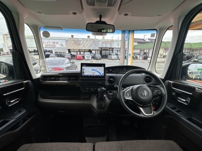 N-BOX(ホンダ)中古車 後席から見た前席