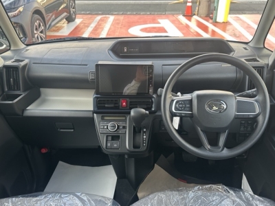 タント(ダイハツ)届出済未使用車 後席から見た前席