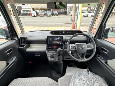 タント(ダイハツ)届出済未使用車 後席から見た前席