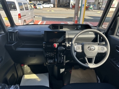 タントカスタム(ダイハツ)届出済未使用車 後席から見た前席