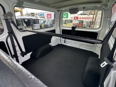 キャラバン(ニッサン)登録済未使用車 後席から見た前席