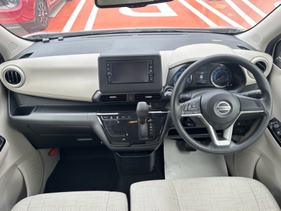 デイズ(ニッサン)中古車 後席から見た前席