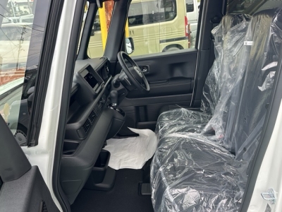 新型N-BOX(ホンダ)届出済未使用車 前席内装