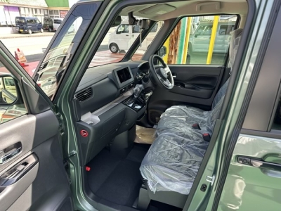 デリカミニ(三菱)届出済未使用車 後席から見た前席