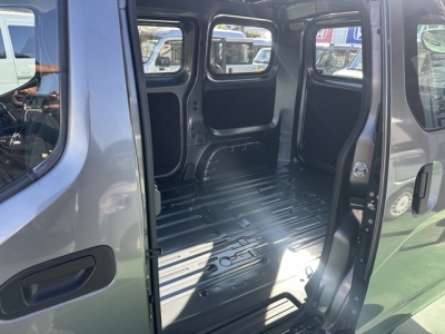 NV200バネットバン(ニッサン)レンタＵＰ 後席内装