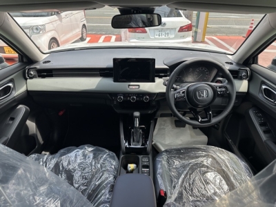 ヴェゼル(ホンダ)登録済未使用車 後席から見た前席