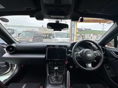 BRZ(スバル)中古車 後席から見た前席