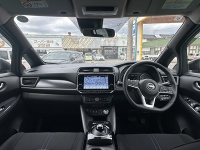 リーフ(ニッサン)レンタＵＰ 後席から見た前席