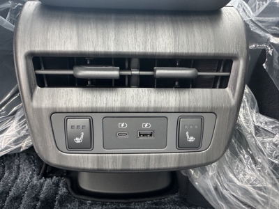 アリア(ニッサン)登録済未使用車 内外装写真他１