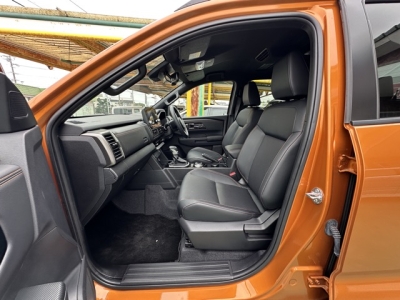 トライトン(三菱)ディーラ-試乗車 前席内装