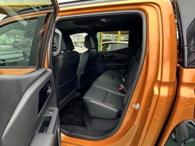 トライトン(三菱)ディーラ-試乗車 後席内装