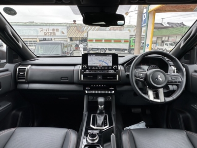 トライトン(三菱)ディーラ-試乗車 後席から見た前席