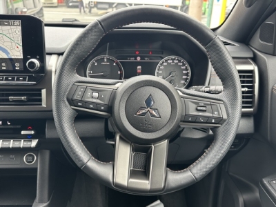 トライトン(三菱)ディーラ-試乗車 内外装写真