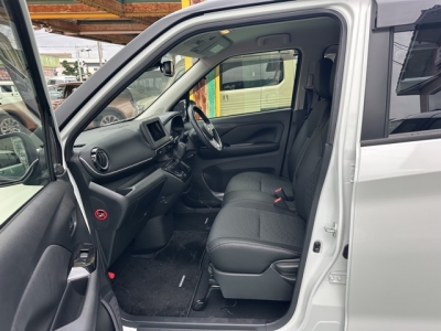 デイズ(ニッサン)中古車 前席内装
