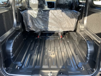 NV200バネットバン(ニッサン)登録済未使用車 後席から見た前席