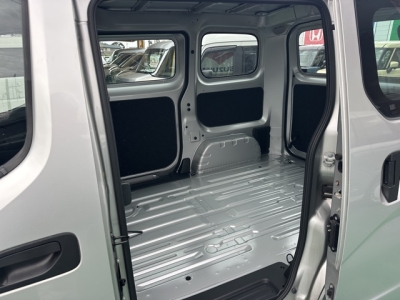 NV200バネットバン(ニッサン)レンタ登録済未使用車 後席内装