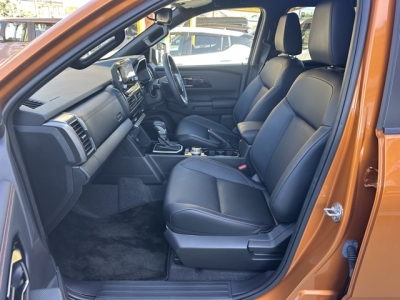 トライトン(三菱)中古車 前席内装