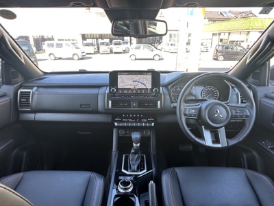 トライトン(三菱)中古車 後席から見た前席