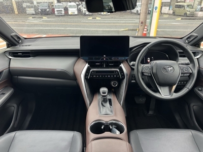 ハリアーハイブリッド(トヨタ)中古車 後席から見た前席