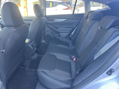 レヴォーグ(スバル)中古車 後席内装